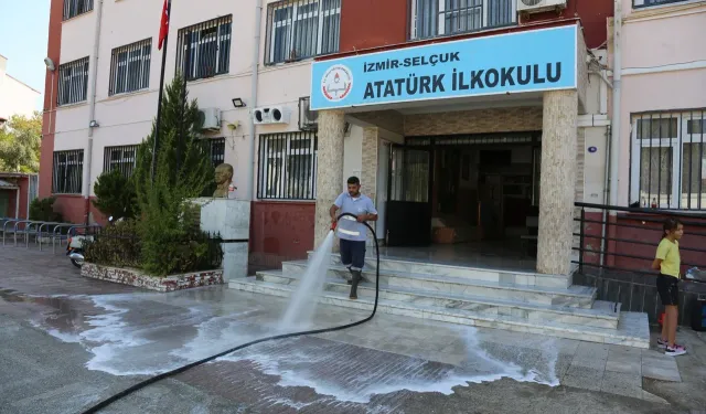 Selçuk'ta okullar yeni döneme hazırlanıyor: Temizlik çalışmaları titizlikle yapıldı