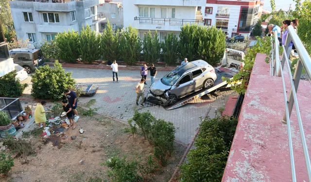 İzmir'de feci kaza: Otomobil 10 metre yüksekten apartmanın bahçesine düştü