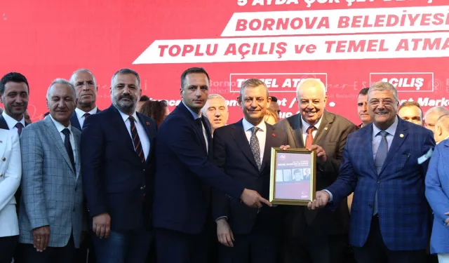 CHP İzmir'den, Genel Başkan Özel'e nostaljik hediye