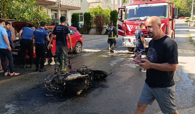 Seyir halinde motosiklet alev aldı: Yangını mahalle sakinleri söndürdü