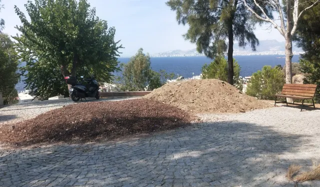 İzmir'in popüler parkına yakışmıyor: Körfez manzarasına kum tepesi engeli