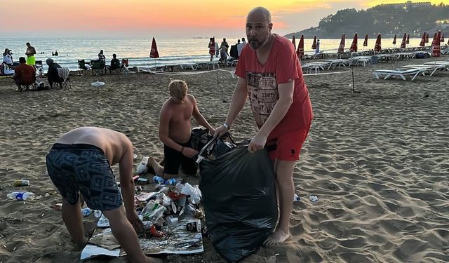 Tatil için geldiği plajda çöpleri temizledi: Bunu yapan vatan hainidir