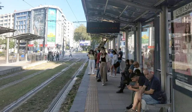 İzmirliye pazar çilesi: Kaza nedeniyle tramvay seferleri yapılamıyor