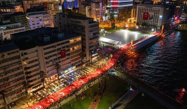 İzmir'de Cumhuriyet coşkusu: 350 metrelik dev Türk bayrağıyla yürünecek