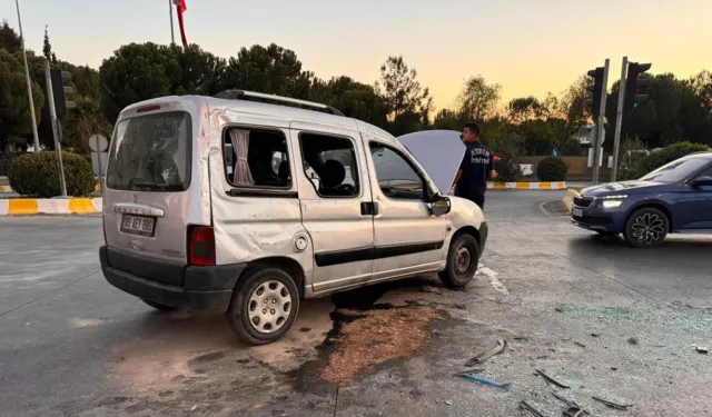 Hafif ticari araç takla attı: 3 kişi yaralandı