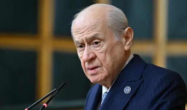 Bahçeli'nin grup toplantısında taktığı rozet ve yüzük gündem oldu