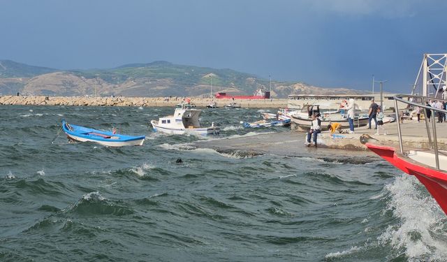 Balıkesir'i fırtına vurdu: Deniz ulaşımında aksaklıklar yaşanıyor