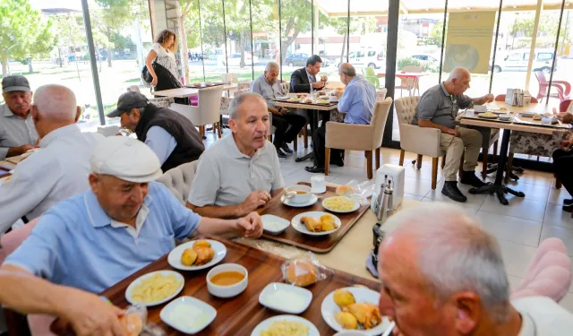 Bayraklı'da ihtiyaç sahibi vatandaşa destek: Askıda yemek uygulaması başladı