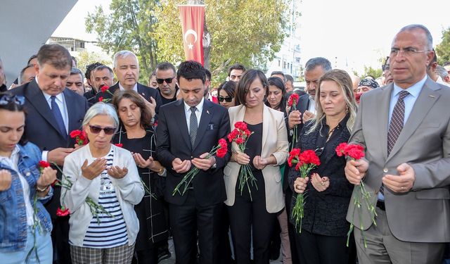 İzmir depreminde hayatını kaybedenler Bayraklı'da anıldı