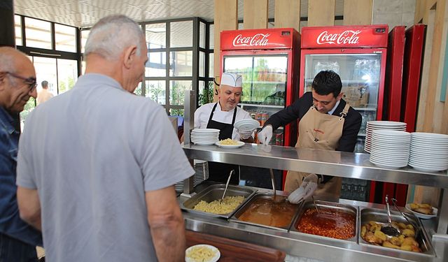 Bayraklı'nın 3'üncü kent lokantası: 4 çeşit yemek 50 TL