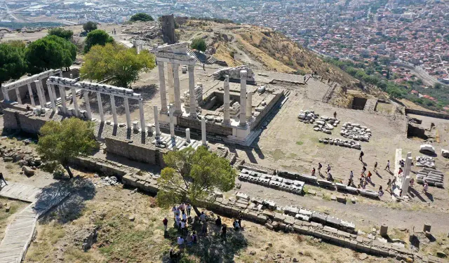 Yaklaşık 4 bin 500 yıllık: Bergama'da mermer tanrıça figürü bulundu