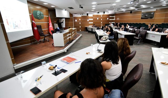 Bornova'da belediye çalışanlarına toplumsal cinsiyet eşitliği semineri