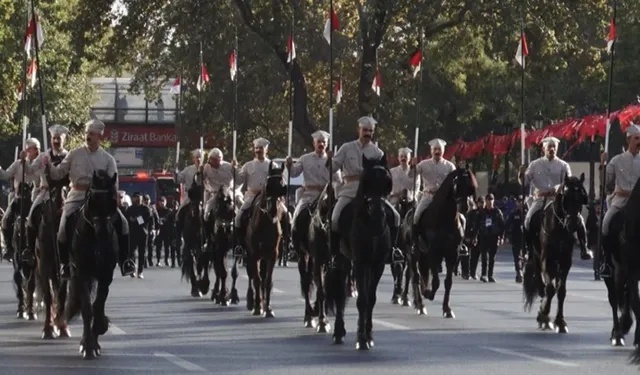 Cumhuriyet'in 101. yılında TBMM önünden ilk Meclis binasına 29 Ekim korteji