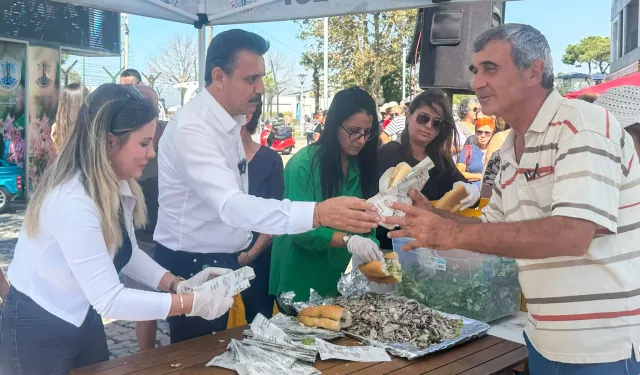 Dikili'de şenlik: Vatandaşlara balık ekmek dağıtıldı