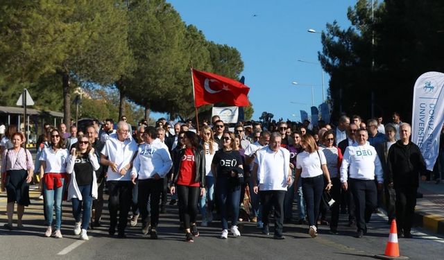 İzmir'de renkli etkinlik: DEÜ'de coşkulu “Hoş Geldin Korteji”