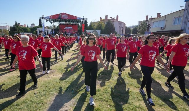 Cumhuriyet için oynadılar: Gaziemir'de 750 kişilik harmandalı gösterisi