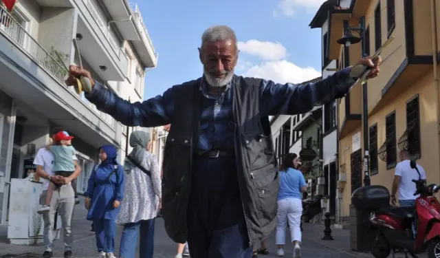 Gençlere taş çıkartır: Boş vaktini sokaklarda dans ederek kazanca dönüştürüyor