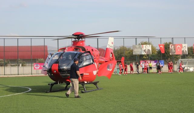 İzmir'de ilginç anlar: Helikopter inince maça ara verildi