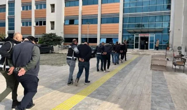 İzmir'de gasp çetesi yakayı ele verdi: Yabancı uyruklu kişileri gasbeden 5 şüpheli tutuklandı