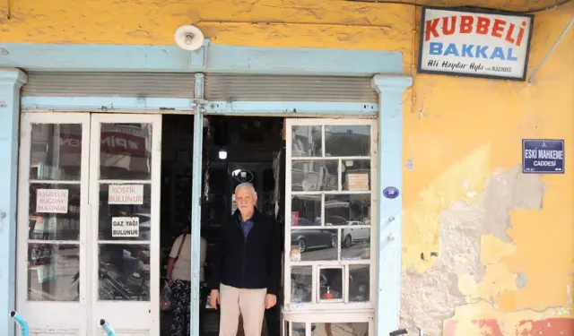 İzmir'in 100 yıllık bakkalı: Tarihe yolculuk edeceksiniz