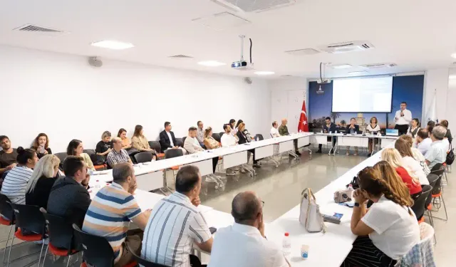 İzmir Büyükşehir'den 30 ilçeye eğitim