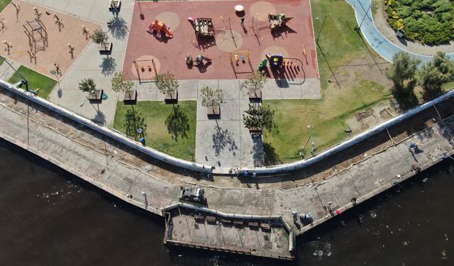 İzmir'de deniz taşkınlarına önlem: Beton bariyerlerin kurulumuna başlandı