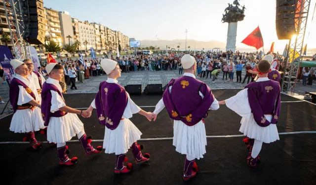 İzmir'de Balkan ezgileri: 18’inci Uluslararası Balkanlılar Halk Dansları Festivali başladı