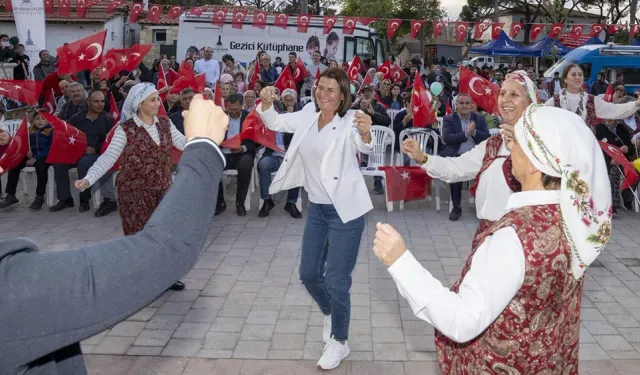 İzmir'de bayram coşkusu: Yaşasın Atatürk, yaşasın Cumhuriyet