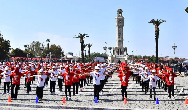 İzmir'de Cumhuriyet Bayramı coşkusu başladı