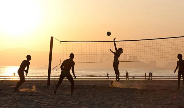 İzmir'de şenlik var: Plaj voleybolu heyecanı yaşanacak