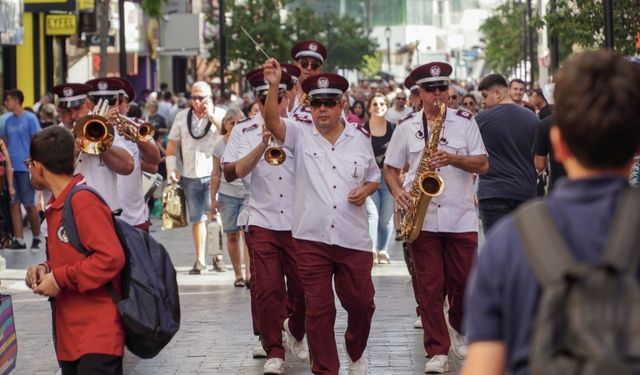 Karşıyaka'ya renk geldi: Her mahallede farklı bir konser var