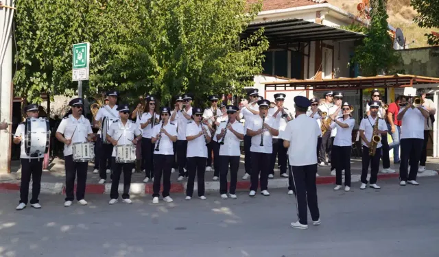 Kemalpaşa'da Cumhuriyet coşkusu başladı