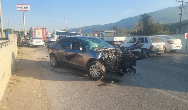 Kemalpaşa'da kaza: Minibüsle otomobil kafa kafaya çarpıştı