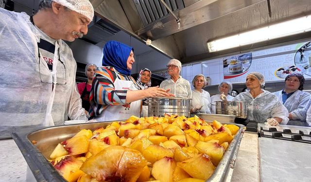 Bornova'da Mutfak Atölyesi: Kışlık ürünler hazırlandı