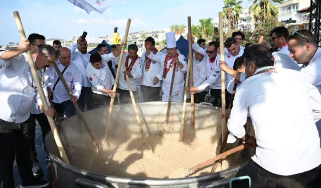 Kuşadası Sokak Festivali’nde 5 bin kişilik keşkek ile rekor denemesi yapıldı