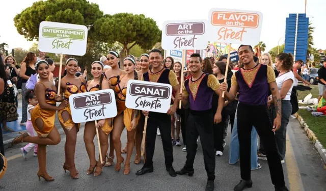 Kuşadası'nda Sokak Festivali başladı: Açılış töreni Rio karnavalını aratmadı