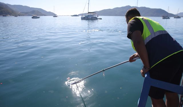 Marmaris Körfezi'nde deniz yüzeyinde biriken atıklar toplandı