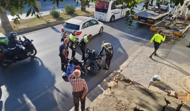 Polise sinirlenen sürücü, ekip motosikletine uçan tekme attı