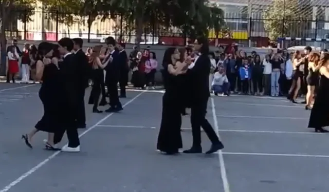 İzmir Selma Yiğitalp Lisesi, Cumhuriyet Bayramı’nı vals ile kutladı