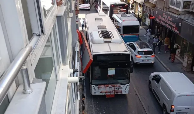 Yeşilyurt'ta trafik çilesi: Otobüsler tabelalara çarpıyor