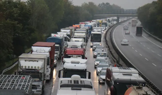 Yolcu otobüsü tıra çarptı, otoyol kitlendi: Kilometrelerce araç kuyruğu oluştu