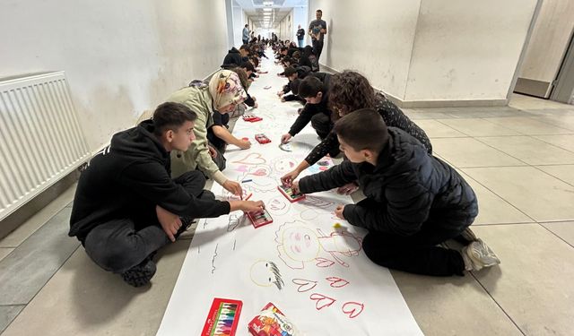 Yüzlerce İzmirli öğrenciden anlamlı etkinlik: Öğretmenlerine olan duygularını resmettiler