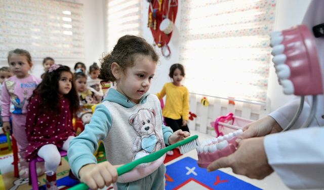 Bornovalı minikler eğlenirken öğrendi: Ağız ve diş bakımı eğitimi