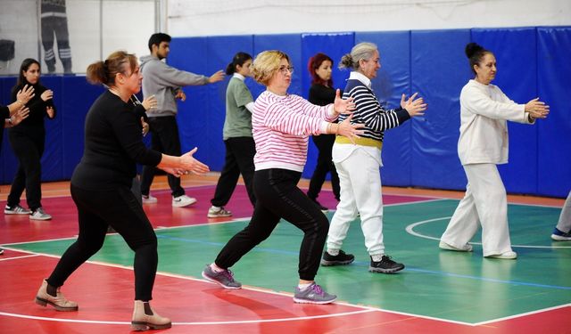 İzmirli kadınlar şiddete karşı güçleniyor: Karşıyaka'da aikido etkinliği