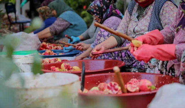 Aliağa Çıtak’ta doğal nar ekşisi mesaisi başladı