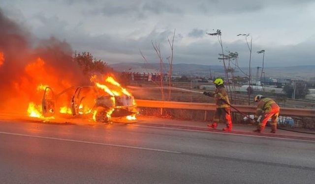 Seyir halindeki otomobil alev topuna döndü