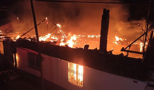 Balıkesir'de korkutan yangın: 3 bina küle döndü