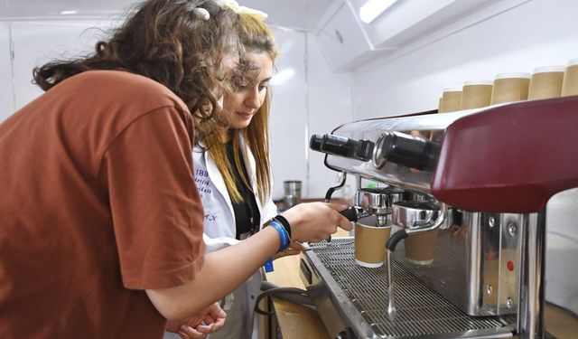 İzmir'de gençler meslek sahibi oluyor: Mobil Barista Otobüsü yollarda