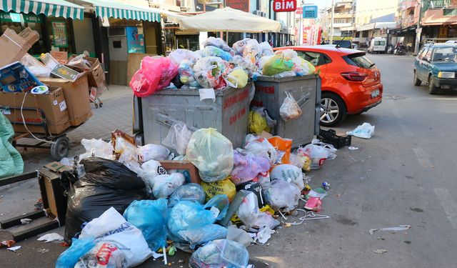 Bayraklı'da grev etkisi: Cadde ve sokaklarda çöp yığınları oluştu