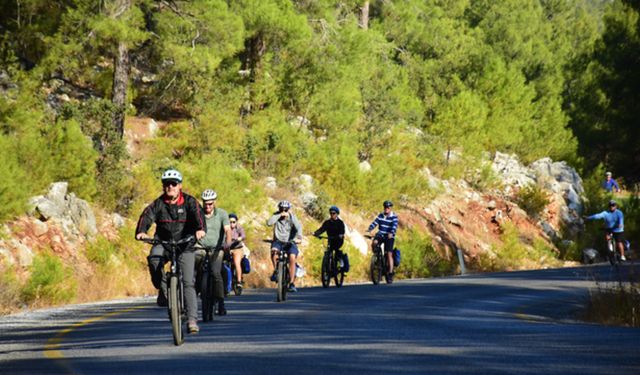 Bodrum'da bisiklet turu: Turistler doğayla buluştu